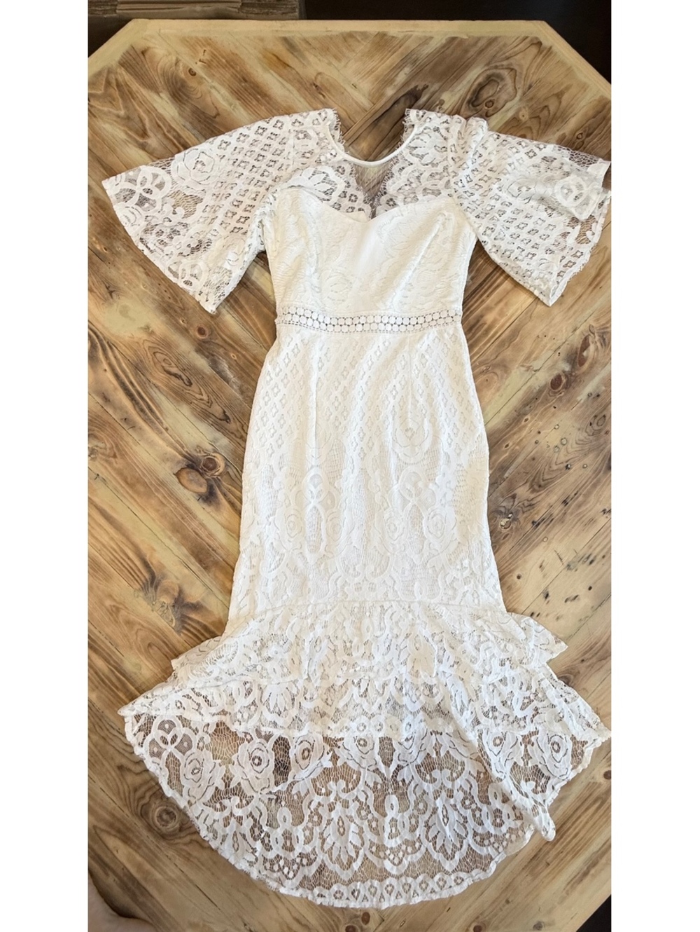 Lina Women's White Lace Midi with Bell Sleeves and Ruffle Hem Size Small 0747